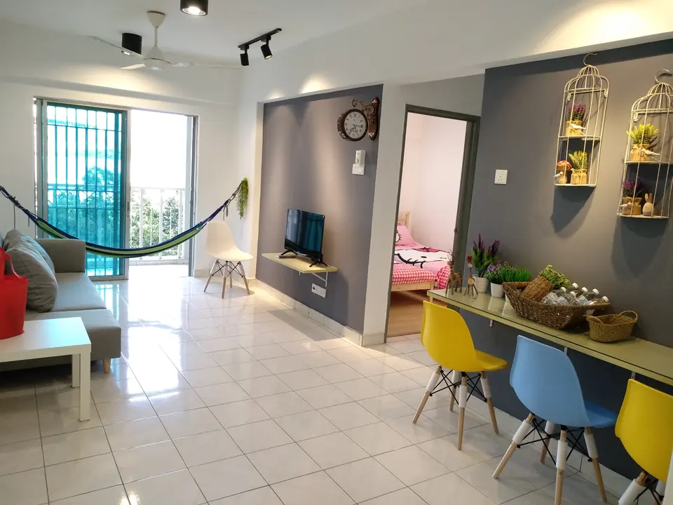 Ruang tamu dengan buaian dan balkoni di Suite Stadium 2